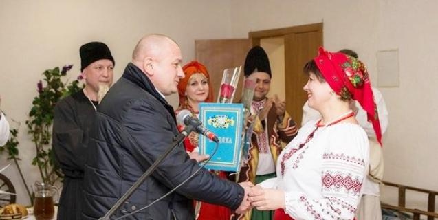 




Голова районної ради Микола Орендарчук вручив Грамоти районної ради і подяки організаторам і учасникам «Кумівських посиденьок»


