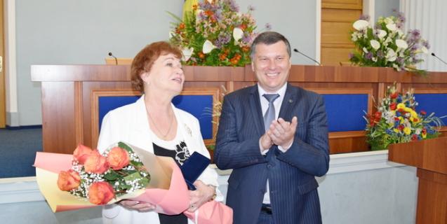 




Валентин Тарасенко вручив нагороди педагогам переможців Всеукраїнських олімпіад з навчальних предметів та робіт учнів-членів Малої академії наук.


