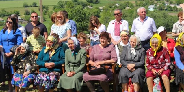 




В селі Острівець Уманського району проведено свято «Батьківщина починається з родини» 



