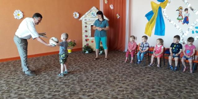 




Валентин Тарасенко відвідав дитячі установи з нагоди Дня захисту дітей


