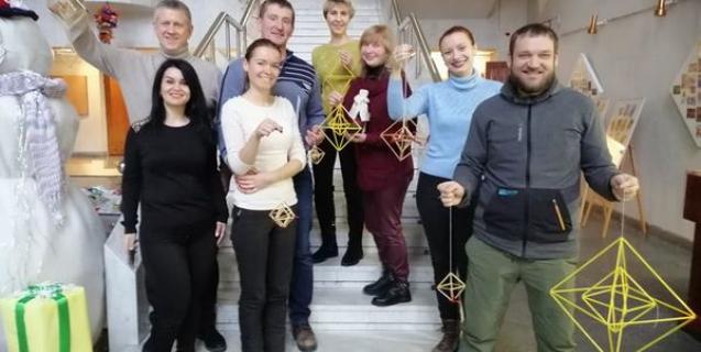 




В обласному краєзнавчому музеї на Різдво виготовляли солом’яного «павука»


