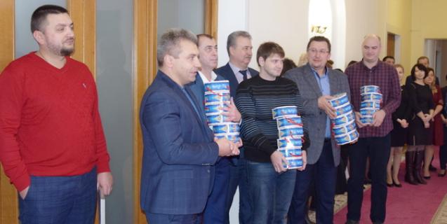 




Голова обласної ради подякував щедрувальникам і вручив їм святкові гостинці



