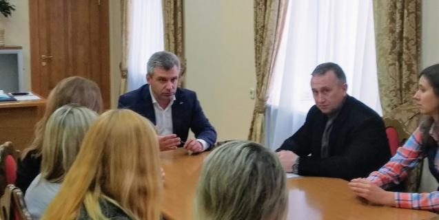 




«Якщо втратимо, то не відновимо», – голова обласної ради зустрівся з батьками дітей, які навчаються у Черкаській санаторній школі-інтернаті


