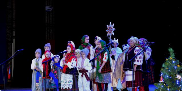 




Андрій Сегеда привітав учасників фестивалю «Щедрий вечір, добрий вечір, мати-Україно»


