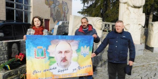 




На Тальнівщині дружині волонтера вручили іменний прапор з портретом чоловіка


