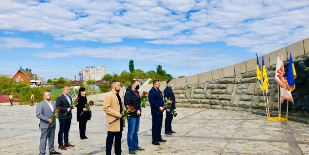 




У День Перемоги до монументу Матері-Вітчизни поклали квіти


