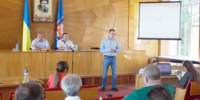 




Голова районної ради провів зустріч з аграріями району 


