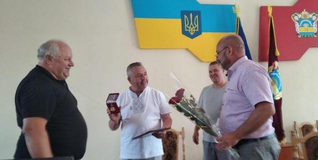 




Голові Катеринопільської райдержадміністрації Володимиру Коваленку вручили Почесну грамоту Черкаської обласної державної адміністрації та Черкаської обласної ради


