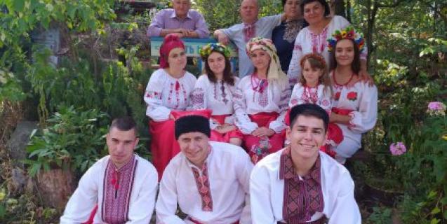 




Є театр, але немає професійних акторів 


