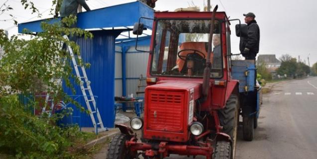




Комунальники працюють під час вибрів і опісля: оновлюють автозупинки


