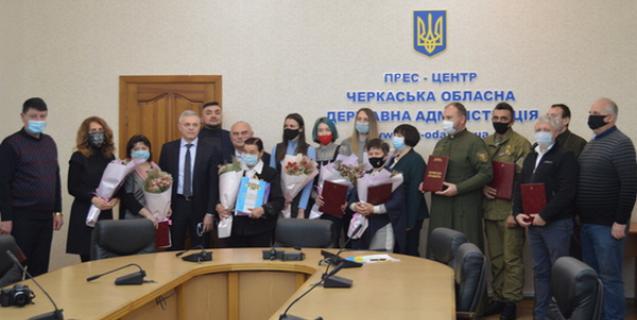 




Андрій Сегеда вручив Почесні грамоти обласної ради волонтерам


