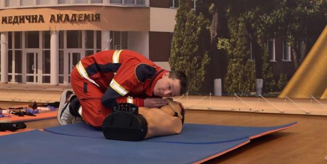 




Викладачі медакадемії навчають людей надавати домедичну допомогу


