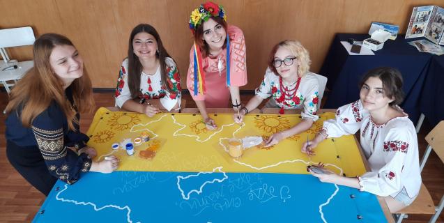 




Черкащани розмалювали прапори для захисників


