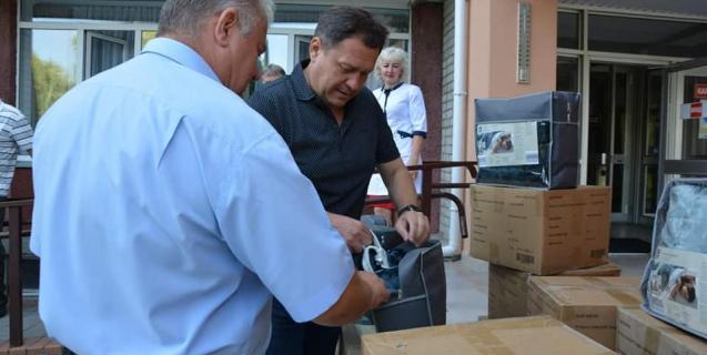 




Олександр Воскобойнік передав сто сенсорних ковдр, які "мають заспокійливий ефект" для госпіталю та обласного санаторію


