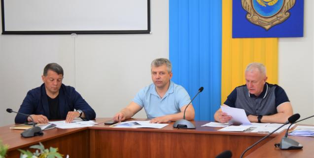 




Складання депутатами повноважень, внесення змін до чинних рішень та перейменування Ватутіного: результати засідання регламентної комісії


